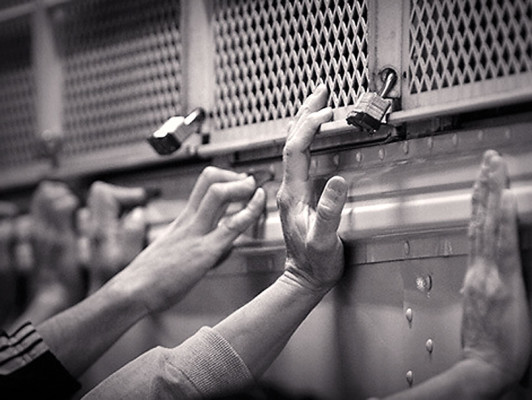 Hallan 54 migrantes en condiciones infrahumanas