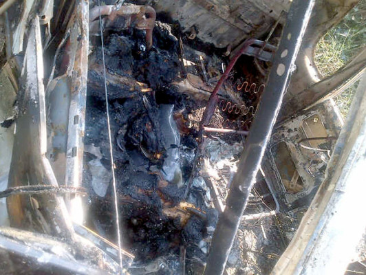 Calcinadas mueren dos personas dentro de un pick-up