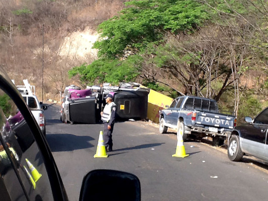 Conductor abandona rastra volcada en carretera al sur de Honduras