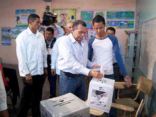Presidente de Honduras pide respetar resultados