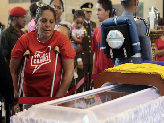 Se despiden de Chávez ante féretro abierto
