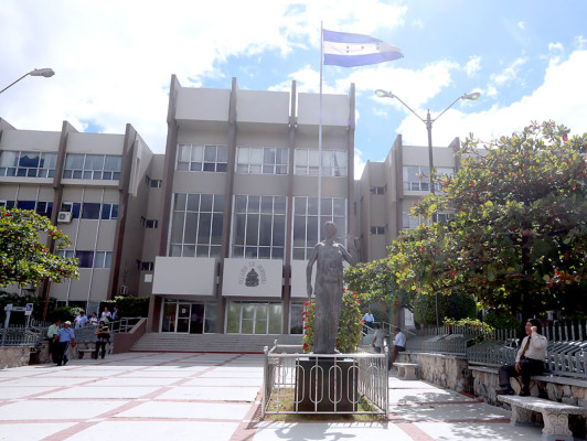 Magistrados destituidos y los recién juramentados llegarán a trabajar