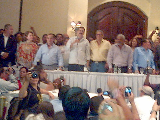 Manuel Zelaya llama a salir a las calles