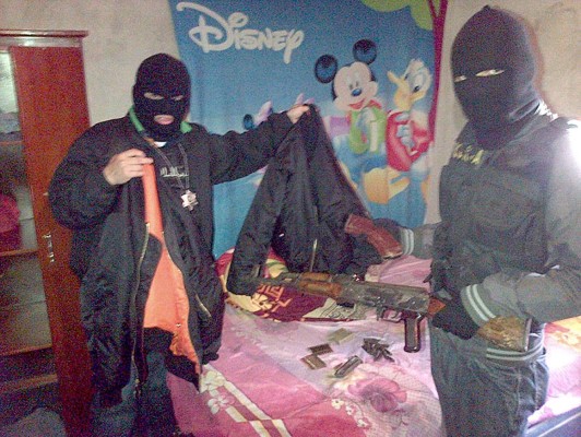 Siete capturados y decomiso de armas en madrugón