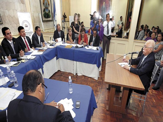 Custodio encabeza encuesta para ser reelecto ombudsman