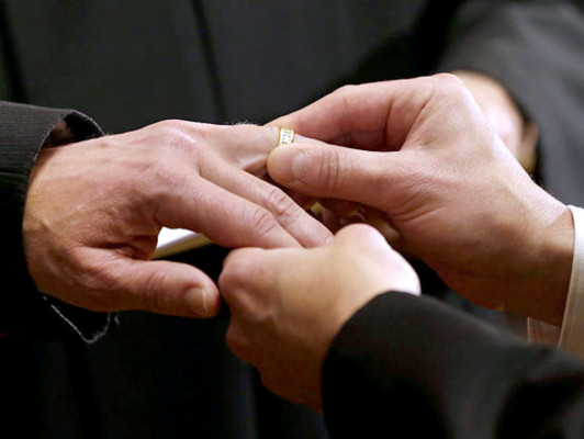 Bodas gay desatan un psicodrama político y social en Francia