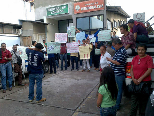 Pacientes se toman Unidad de Hemodiálisis