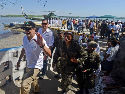 Presidente de Honduras inaugura el primer helipuerto de la isla Conejo