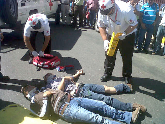 Un carro embiste a dos agentes motorizados en Comayagüela