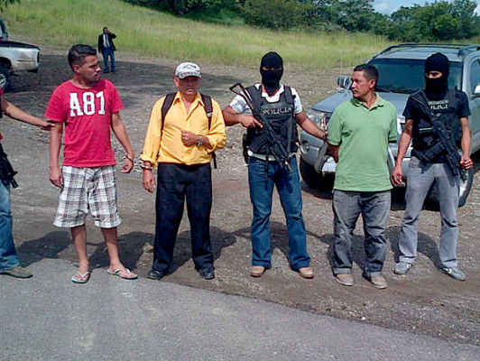 Detienen a sujetos con indumentaria policial y militar