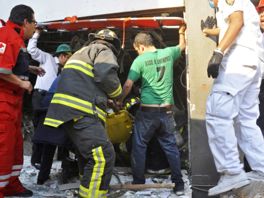 Suman 25 los muertos y 101 heridos por explosión en edificio de Pemex