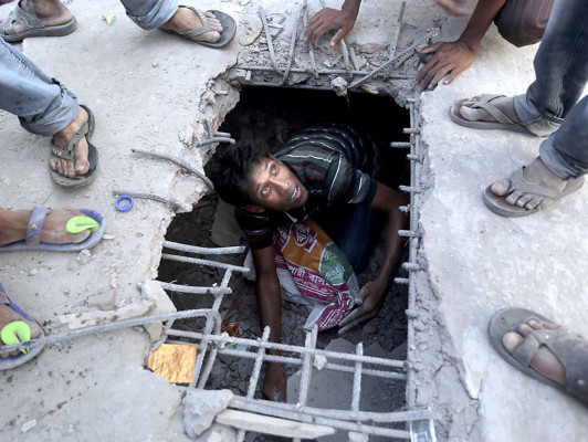 Encuentran 50 sobrevivientes bajo escombros en Bangladesh