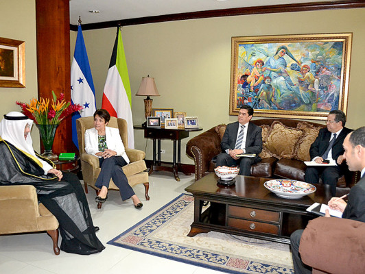 Embajador de Kuwait se reúne con canciller hondureña