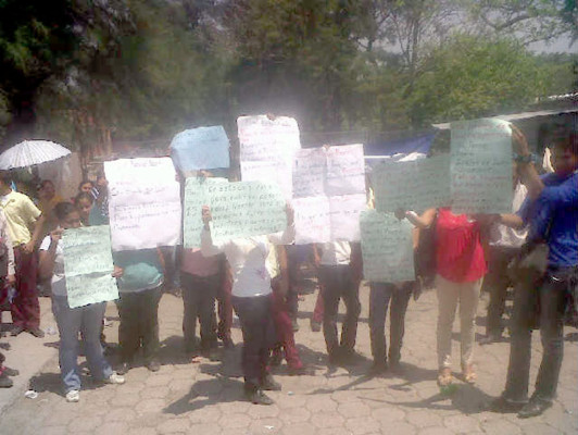 Maestros se toman Dirección Departamental