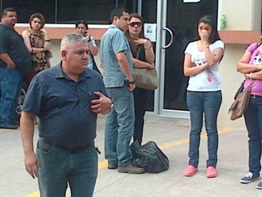 Retiran cuerpos de piloto y pasajeros de avión