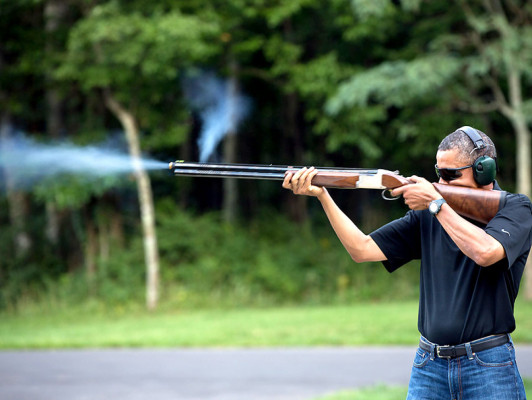 Casa Blanca publica foto de Obama en pleno tiro al blanco