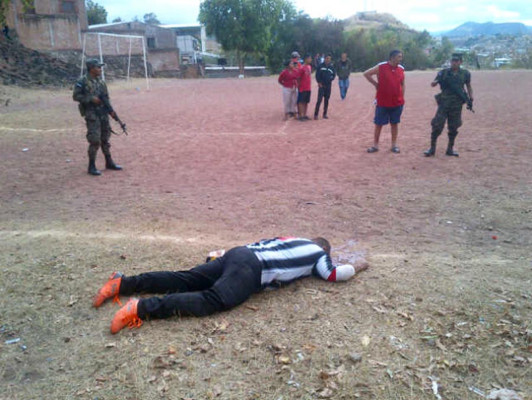 Asesinan a policía y a su hijo en cancha de fútbol de residencial Plaza