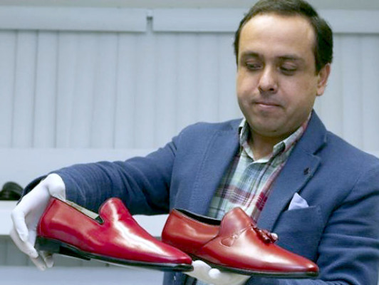 Zapatero mexicano trabaja modelo para el Papa Francisco