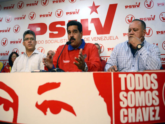 Maduro acusa a oposición de 'robarse' símbolos de Chávez
