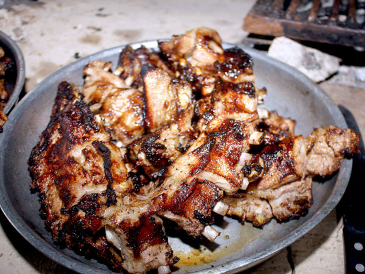 Deliciosas carnitas asadas al calor de las brasas