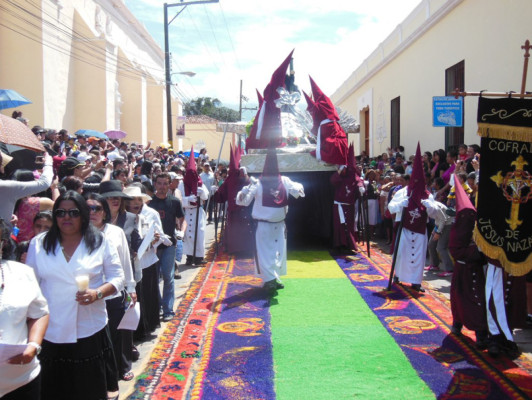 Muestras de fe adornan las calles de Comayagua