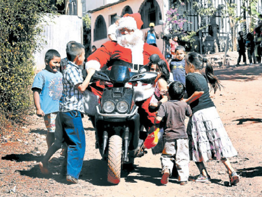 Santa dejó los renos y ahora anda en moto