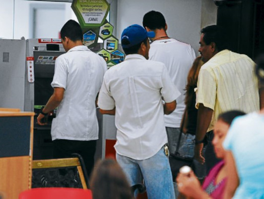 Hondureños utilizan cada vez más la tarjeta de débito