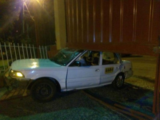Honduras: Taxista choca contra estación de Bomberos