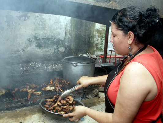 Deliciosas carnitas asadas al calor de las brasas