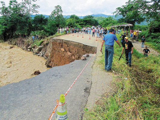 Caudal del río Churune provoca hundimiento en carretera
