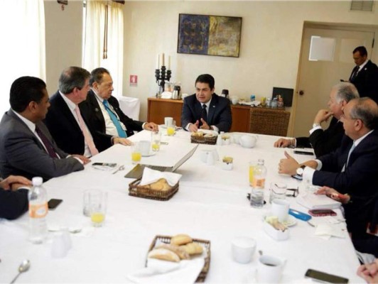 Presidente de Honduras diserta en Cumbre de Negocios