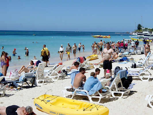 Entre 800 y mil turistas llegan a diario a Honduras en Semana Santa