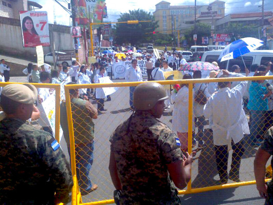 Médicos protestan en las calles de Tegucigalpa