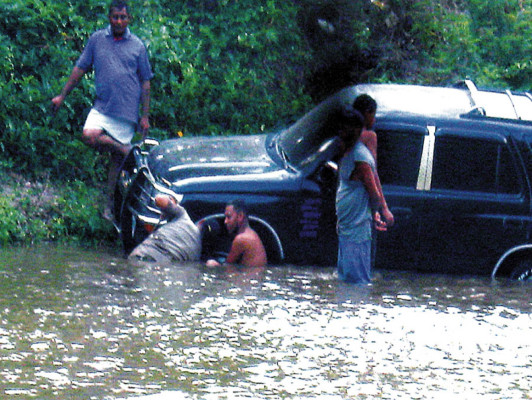 Crecida del río Telica arrastra tres vehículos
