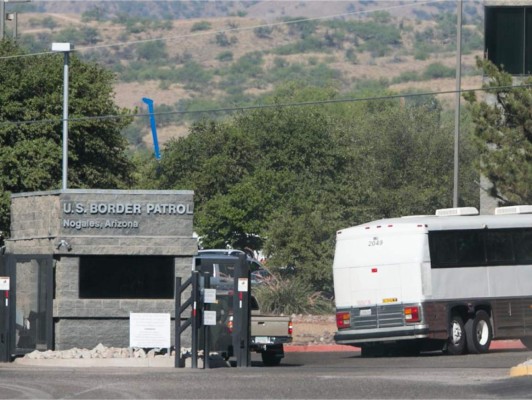 Envían asistencia a menores inmigrantes albergados en Arizona