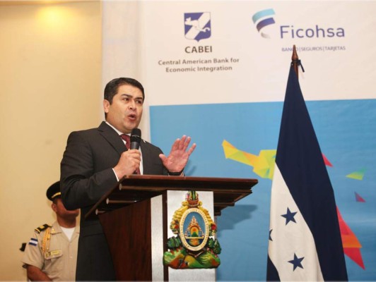 El presidente Juan Orlando Hernández durante su disertación en el Foro Centroamericano de Finanzas e Inversión que tiene lugar en la capital de Honduras. (Foto: Efraín Salgado)