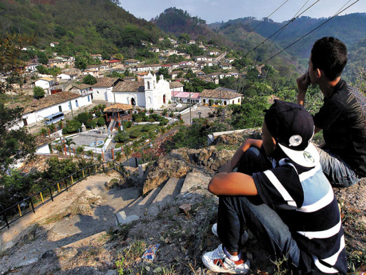 Fiebre del hierro daña ambiente de la aldea Agalteca, Cedros