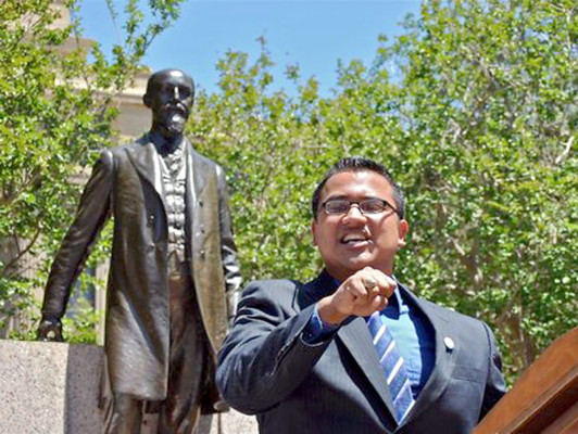 Hondureño que dormía debajo de un puente cuenta su historia en Harvard