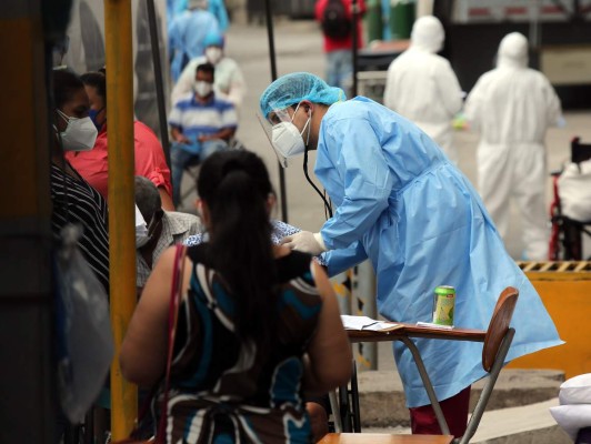 Solo un 30% del personal médico está en la primera línea de batalla