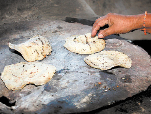 Tortillas y tomates, alimento de varias familias de Valle