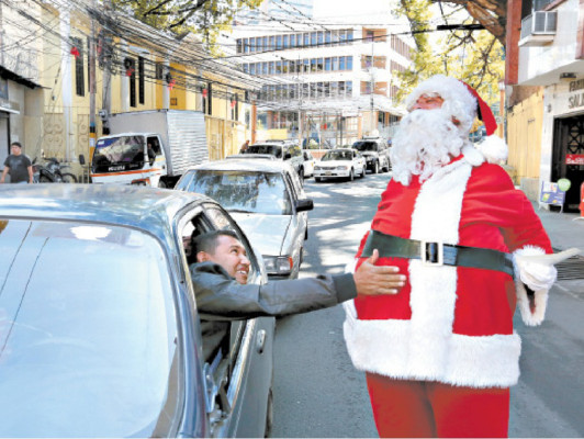Santa dejó los renos y ahora anda en moto