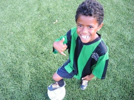 VIDEO: El pequeño clon de Ronaldinho