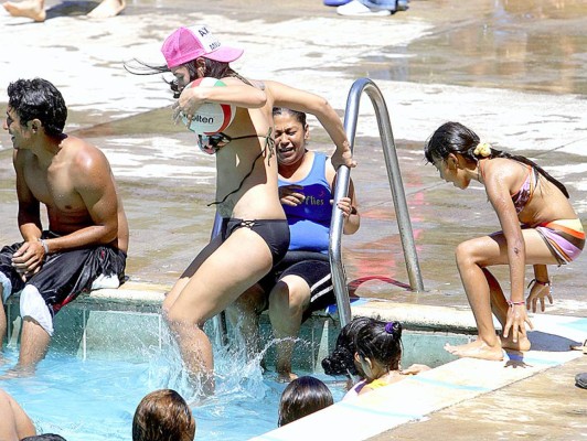 Belleza y diversión inundan balnearios en la capital