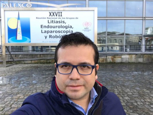 Javier, el urólogo hondureño que triunfa en el extranjero con su trabajo