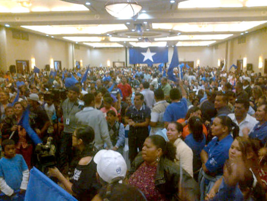 Resultados parciales dan ventaja a Álvarez y Villeda