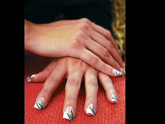 Cuide sus uñas acrílicas