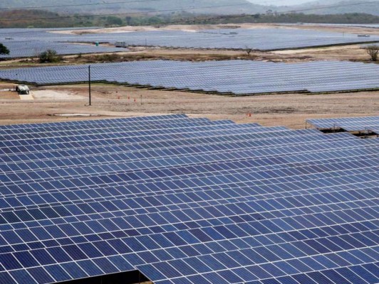 Presidente Hernández inaugura parque solar valorado en $232 millones