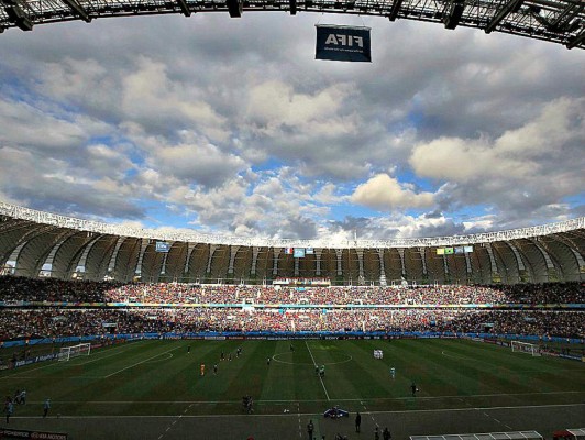 Francia-Honduras comienza sin himnos nacionales