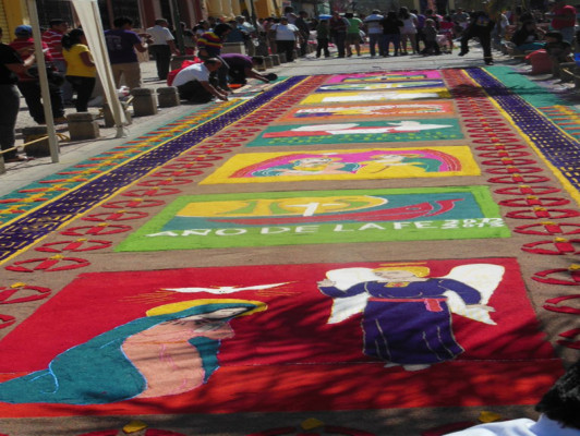 Muestras de fe adornan las calles de Comayagua