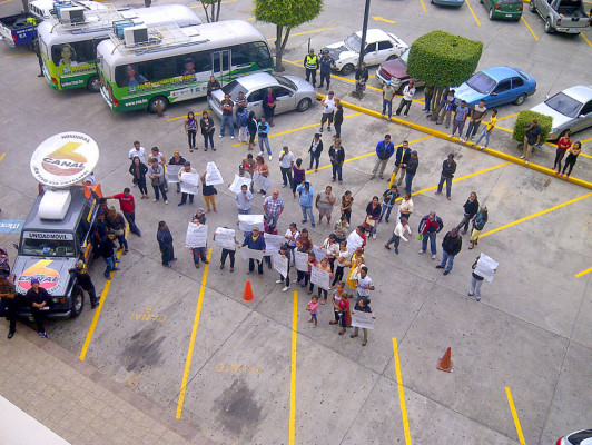 Con protesta exigen tarjetas de identidad